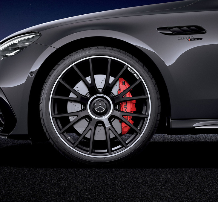 「グラファイトグレー(メタリック)」の車両にはブラックの21インチAMGアルミホイール(鍛造)が組み合わせられる。