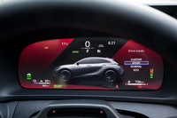 ドライブモードは「カスタム」「ノーマル」「エコ」「スポーツ」の4種類。モード変更時にメーターパネルにクルマのサイドビューが表示されるが、「クラウン」なのだから車両のボディーカラーに合わせてほしいところだ。