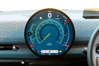 ダッシュボードの中央には直径240mmの丸い有機ELタッチスクリーンを装備。エアコンの温度表示やバッテリーレベル計などをタッチすると、それに応じた設定ページを呼び出せる。