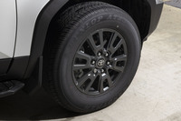 タイヤは265/65の18インチ。ホイールセンターにはトヨタエンブレムがある。