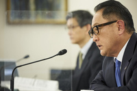 トヨタ自動車の豊田章男社長(手前)は当然東大卒かと思いきや、なんと慶応の先輩だった! 先輩! いつまでも若き血をボーボー燃やしましょう、eフューエルで!