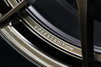 「G025 SZ EDITION」のリムには、そのロゴが、レイズ独自の高度なマシニング加工で刻まれている。