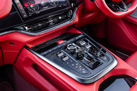 センターコンソールパネルは「DBX707」専用となるデザインだが、シフトセレクターをはじめとしたコンパクトな操作系は、アストンマーティンの最新スポーツカー群に準じたものとされた。