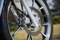 スポークホイールを思わせる繊細なデザインの、アルミ製キャストホイール。サイズは前後とも17インチでチューブレスタイヤが組み合わされる。ブレーキはフロント(写真)のみディスク式となる。