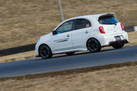 ステージ2の仕上げはレーシングスピードでの同乗走行体験。佐々木選手のドライブする「マーチNISMO」は、筆者には信じられないようなスピードで周回を重ねた。