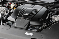 5リッターV8自然吸気の2UR-GSEエンジンは最高出力477PS、最大トルク540N・mを発生。スペックはカタログモデルと同じながら、部品や組み付けが高精度化されており、それを示すプレートも備わっている。