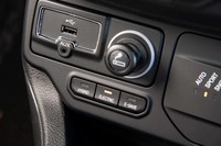 ダッシュボードに備わるプラグインハイブリッド車としてのモード切り替えスイッチ。「E-SAVE」は電力消費を抑えるモードであり、「レネゲード4xe」は車両単体でバッテリー残量を増やす手段をもたないのが残念。