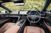 「クロスオーバー」や「スポーツ」とは異なり、インテリアは落ち着いたしつらえだ。カラーリングはこのミッドブラウンのほかにブラックも選べる。