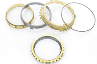 6段MTに使用される、ダブルコーンシンクロ(上)とカーボンシンクロ(下)。