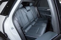 リアシートは、約1mというクラストップレベルのレッグルームが魅力。3ゾーンのフルオートエアコンにリアシートヒーター(左右)、2口のUSB Type-Cポートと、後席乗員向けの快適装備も充実している。