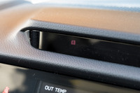 ダッシュボード上端に装備されるドライバーモニタリングシステムのカメラ。ドライバーの状態を監視し、わき見や居眠りなどを検知すると注意をうながす。