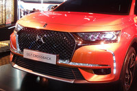 「DS 7クロスバック」のフロントまわり。大きなグリルが目を引く。