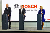 写真向かって左から、ボッシュのクリスチャン・メッカー副社長、クラウス・メーダー社長、独ロバート・ボッシュのタニア・リュッカート氏。