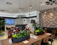 今回話をうかがったホンダドリーム戸田美女木によると、中古バイクの高騰が続いている昨今、ホンダのレンタルバイクサービス「HondaGO BIKE RENTAL」は好調という。写真は同店のクラブハウス内観。