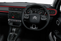 現行型「C3」のインストゥルメントパネルまわり。「iコックピット」を採用する同門のプジョーほど奇抜ではないが、細部までつくり込まれたデザインをしている。