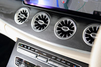 放射状のデザインが用いられた、特徴的な「Eクラス クーペ」の空調吹き出し口。