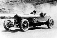 マセラティは1914年創業の、イタリアでも屈指の老舗自動車ブランドだ。写真は、伝統のトライデントマークを初めて冠し、1926年のタルガ・フローリオでクラス優勝を果たした「ティーポ26」。