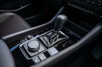 試乗した2リッター直4ガソリンと1.8リッター直4ディーゼルターボの両エンジン車では、6段ATのみが設定されている。