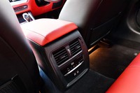 センターコンソール後端には、後席用のエアコン吹き出し口とUSBソケットがレイアウトされている。