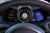 メーターは、中央にスピード/タコメーターを、左右に車両情報やインフォテインメントシステムを表示するディスプレイを配置。走行モードに連動して、スピード/タコメーターのカラーリングとデザインが変更される。