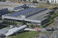 フェラーリのマラネッロファクトリー。工場の屋根に並べられたソーラーパネルの発電によって、自社で使用する電力の一部をまかなっているそう。