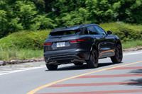 2リッター4気筒ターボエンジンを核としたプラグインハイブリッドシステムは最高出力404PS、最大トルク640N・mを発生。駆動用バッテリーを(見かけ上は)使い切ってもジャガーらしい走りを味わえる。