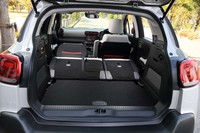 後席および助手席の背もたれを倒し、荷室を最大化した状態。積載容量は1289リッターとなる。