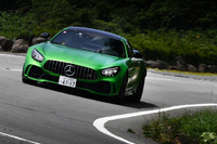 箱根のワインディングロードで「メルセデスAMG GT R」のステアリングを握る池沢早人師先生。かつて所有していた「メルセデス・ベンツSL55 AMG」の高速安定性は「いまだにベストだと思う」と語るが、AMG GT Rの総合評価はいかに?