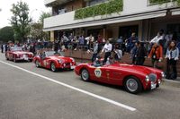2016年の「La Festa Mille Miglia」にて、チェックポイントが設けられた東京・代官山の蔦屋書店に到着する参加者たち。
