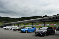 ボディーカラーのラインナップは、全8色。中には、写真中央に見られる「シアンメタリック」のように若々しい色彩も。