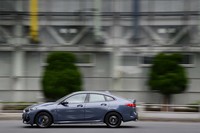 流麗なルーフラインが自慢の「2シリーズ グランクーペ」。フレームレスのドアも、上質感の演出に一役買っている。