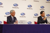 記者会見において、今回の社長交代の意義を説明する中村知美社長(写真向かって左)と大崎 篤氏(左)。この決定に至るまで、約1年にわたって社外取締役を含む現体制のメンバーで議論を重ねてきたという。