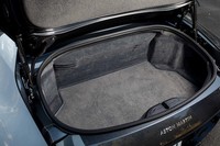 トランクルームの容量は200リッターで、ゴルフバッグがひとつ収納可能。リッド側にはオリジナルのアンブレラ(傘)が備わる。