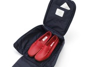 収納時は、開口部が写真のように大きく開く。