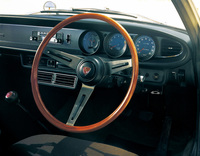 コックピットのデザインは「ルーチェ」とあまり変わらず、高級グランツーリスモとしては少々物足りない。これは「スーパーデラックス」で、パワステとエアコンが標準装備。ギアボックスは4段マニュアルのみだった。