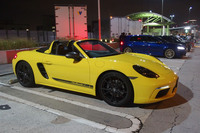 2020年6月に日本導入が発表された「718ボクスターT」。1968年に登場した「911T」のコンセプトを受け継ぎ、エモーショナルなポルシェの走行体験を提供するという。今回試乗したのは、鮮やかな「レーシングイエロー」の外装色をまとった6段MT仕様であった。