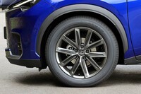 タイヤサイズは225/60R17と225/55R18の2種類。試乗車のタイヤサイズは後者で、安定した操作性や快適な乗り心地、高い耐摩耗性と耐ハイドロプレーニング性能がうたわれる「ヨコハマ・アドバンV61」が装着されていた。