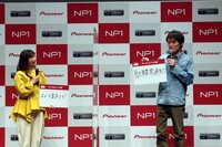 千原ジュニアさん(写真右)が「NP1」の機能のなかで最も感心したのは「駐車異常通知」。「日ごろはセキュリティーの甘い旧車に乗っているので、こうした“見守り機能”があると非常に安心できます」。