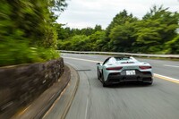 「MC20チェロ」はとても乗りやすいスーパースポーツといえる。ルーフを開放し快音に包まれたなら、クーペ「MC20」とは異なる魅力に納得すること請け合いだ。