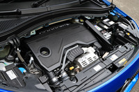 パワートレインはステランティスグループではおなじみの1.2リッター直3ガソリンターボエンジンと6段デュアルクラッチ式ATを組み合わせたマイルドハイブリッド。エンジンは最高出力101PS、最大トルク205N・mを、モーターは同20PS、同51N・mを発生する。