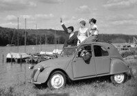 1954年にはフラットツインを425cc・12PSに拡大し、最高速は75km/hに向上。写真のように大人4人がちゃんと乗れた。