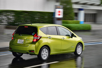 横浜の市街地を行く「ノートe-POWER」。