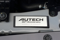 エンジンルームに装着されたプレートには、「AUTECH 30th Anniversary」の文字に加え、控えめな書体で「HANDBUILT IN CHIGASAKI」と書かれている。