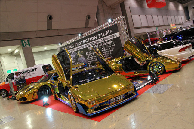 フィルム加工した出展車両は少なくなかったが、もっとも目立っていたのは、これらキラキラにされた「ランボルギーニ・ディアブロ」と「フェラーリF430」。