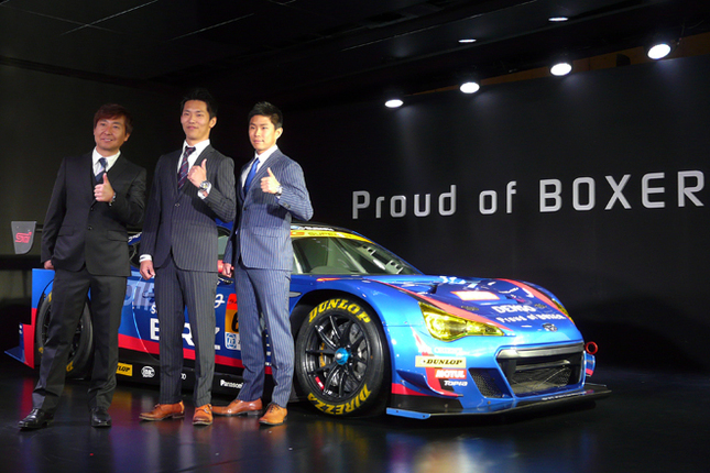 「SUBARU BRZ GT300 2015」と井口卓人選手(右)、山内英輝選手(中央)、佐々木孝太選手(左)。