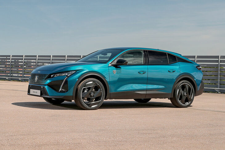 プジョー408:プジョーは、「308」をベースにした新しいクロスオーバーでモデルレンジを拡大する。「408」は、車高が高く、流れるようなルーフラインを持ちながらも、SUVクーペと見なされることは望んでいない。ハイブリッドシステムを採用する。