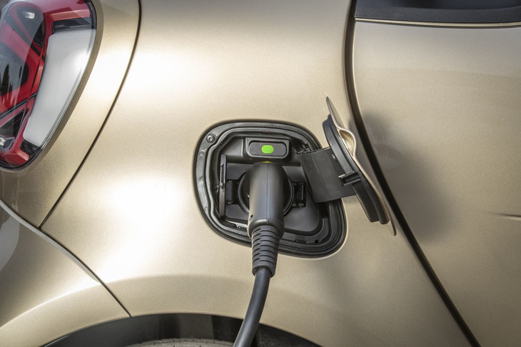 家庭用200V・15Aの普通充電器を使用した場合、約8時間で満充電が完了。三相充電が可能であれば、電池残量10%の状態から40 分以下で80%まで充電できるという。