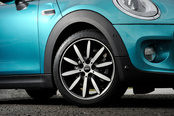 これまでのモデルと同じく、豊富にそろえられたデザインのバリエーションも新型「MINIコンバーチブル」の魅力。ホイールだけでも9種類が用意される。