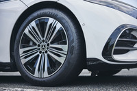 タイヤはグッドイヤーの「イーグルF1アシンメトリック5」を装着。255/45R20というサイズである。