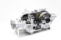 リアルタイムAWDユニット。左が入力側で、右が出力側。雪道での発進や登坂などで前輪が空転しそうになるとモーター(中央部の円筒形のパーツ)を作動し、オイルポンプにより油圧を発生。油圧によりピストンがクラッチを押し付け、後輪に駆動力を伝達する。